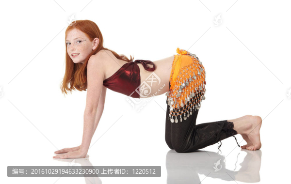 年輕的肚皮舞女孩