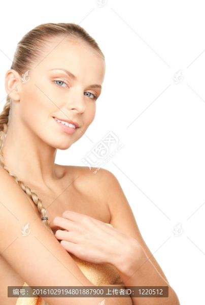 可愛的女人在毛巾