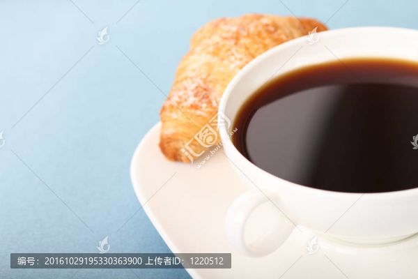 咖啡和牛角包