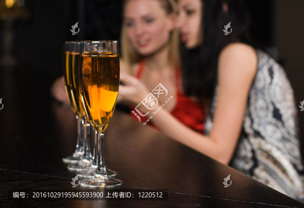 酒吧里的年輕女性