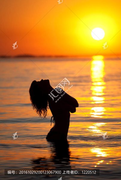 海中的女人