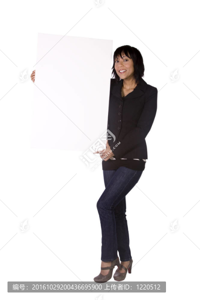 漂亮的女人拿著一張空白名片