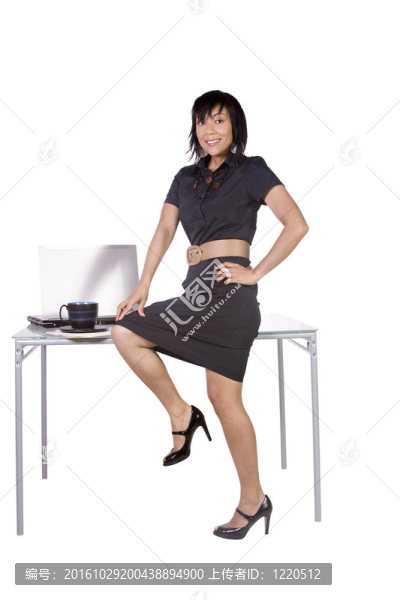 性感的女人坐在桌上