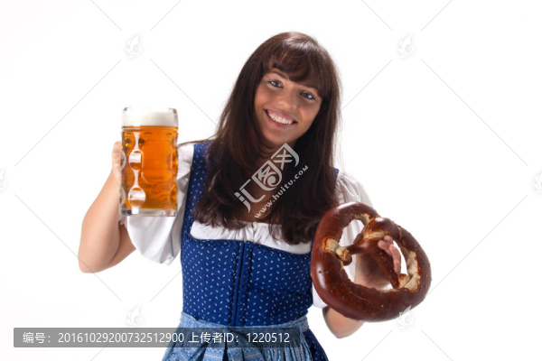 在啤酒和椒鹽卷餅的巴伐利亞服裝的女人
