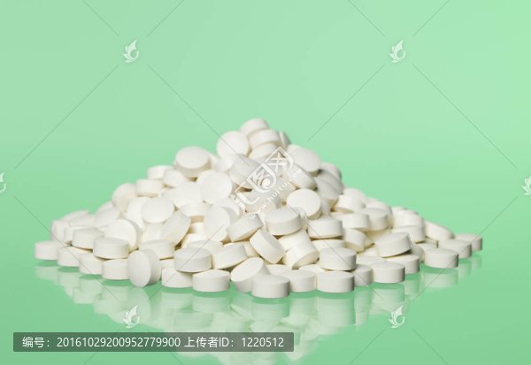 走向綠色背景的藥丸