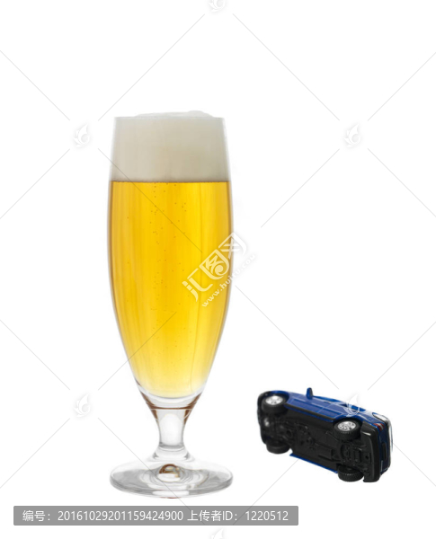一杯啤酒和一輛車