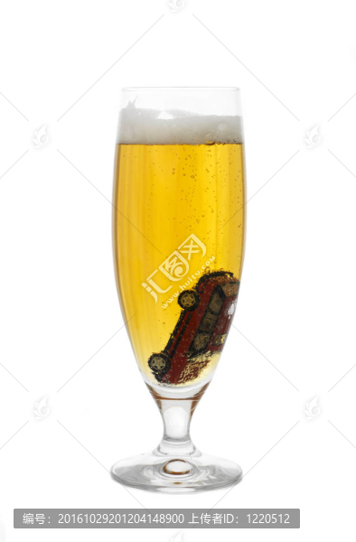 一杯啤酒和一輛車