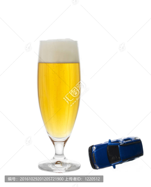 一杯啤酒和一輛車