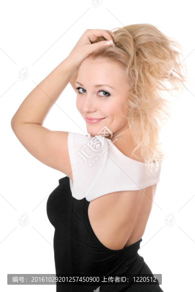 年輕的金發(fā)女郎玩弄她的頭發(fā)