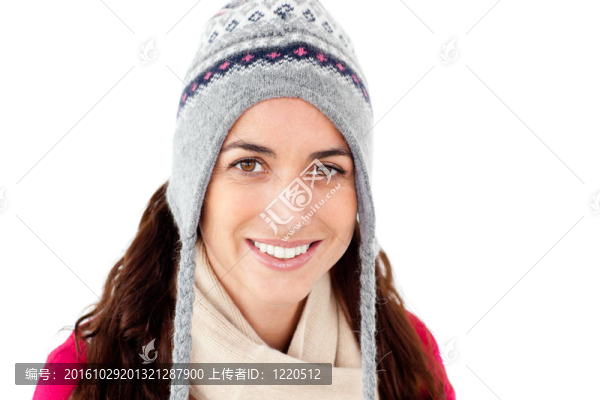 快樂的女人穿著冬天的衣服微笑著反對