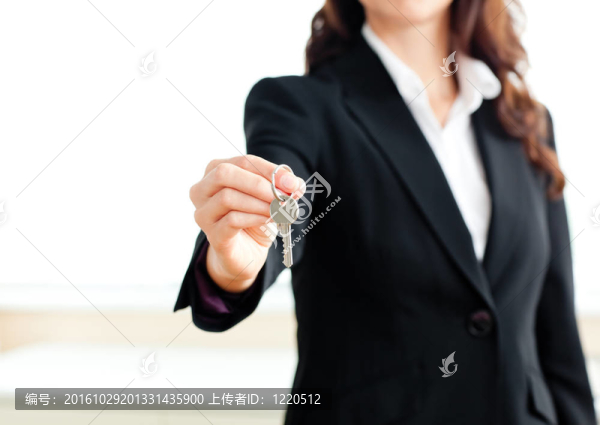 靠近一個自信的女商人拿著鑰匙