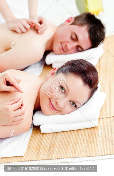 明亮的白人夫婦接受背部按摩