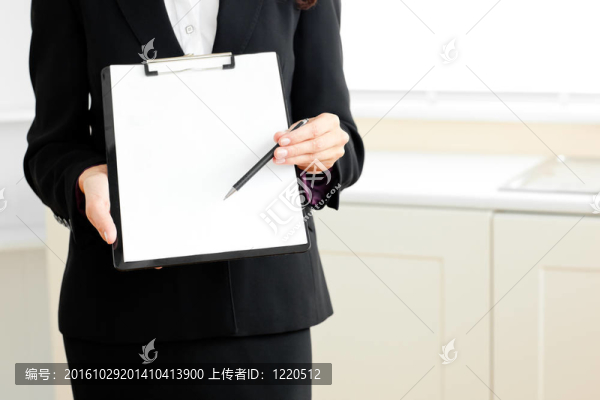 靠近一個(gè)商人拿著剪貼板和筆