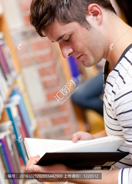 嚴(yán)肅的年輕人讀一本書