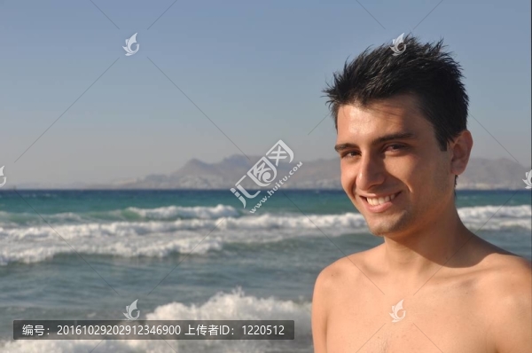 在海灘上的男人