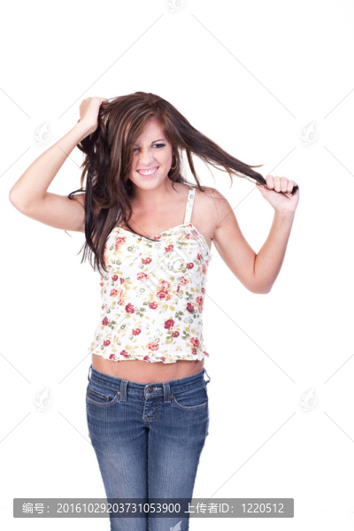 十幾歲的女孩拉她的頭發(fā)