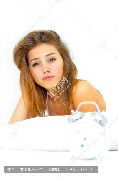 累了的女孩躺在床上