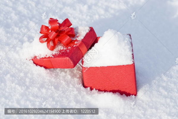 雪上的紅色禮品盒