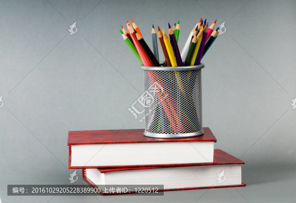 回到學(xué)校的概念與書籍和鉛筆
