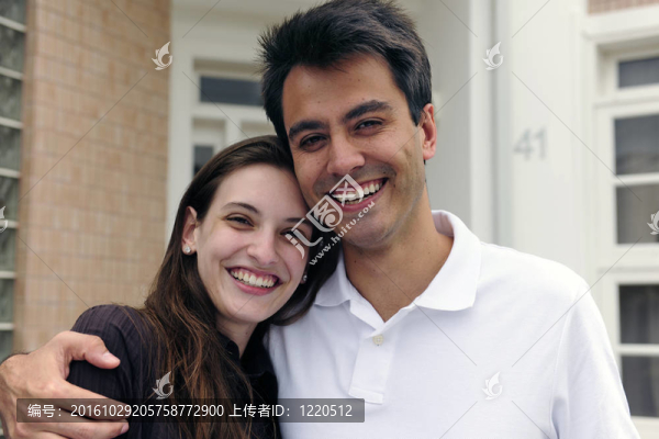 站在新房子外面的夫婦