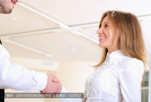 年輕女孩握手