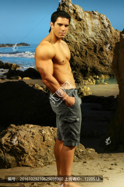 海灘上的年輕的肌肉男
