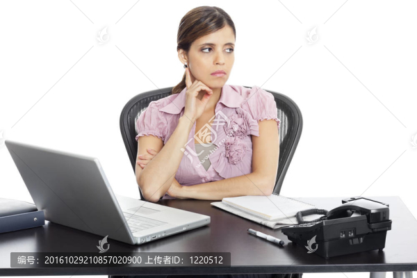 在工作中的拉丁女商人思維的肖像