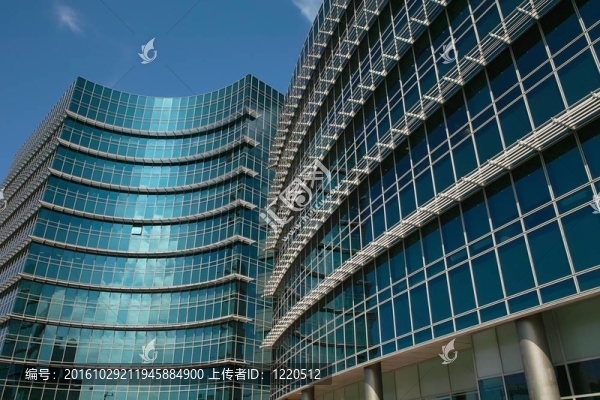 明亮夏日的現(xiàn)代辦公建筑