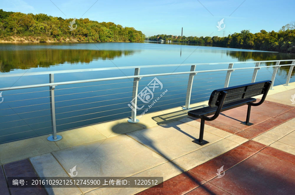 俯瞰河的公園長椅