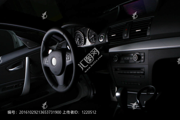 黑色背景上的新白車