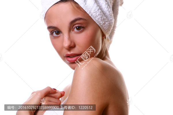 美麗的女孩用毛巾