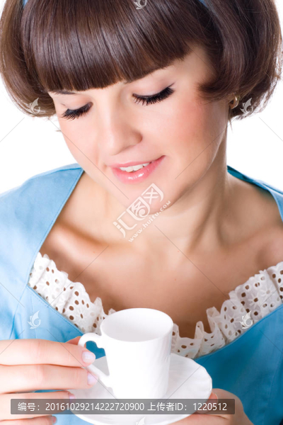 喝著一杯咖啡的女人
