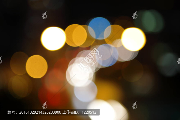 模糊背景中的圣誕燈