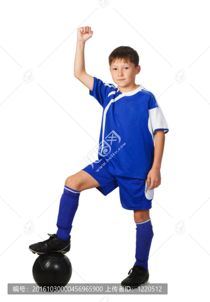 一個穿著藍色制服的小男孩足球運動員