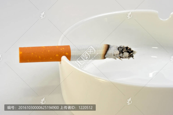 在一個(gè)玻璃煙灰缸，一個(gè)不健康的香煙