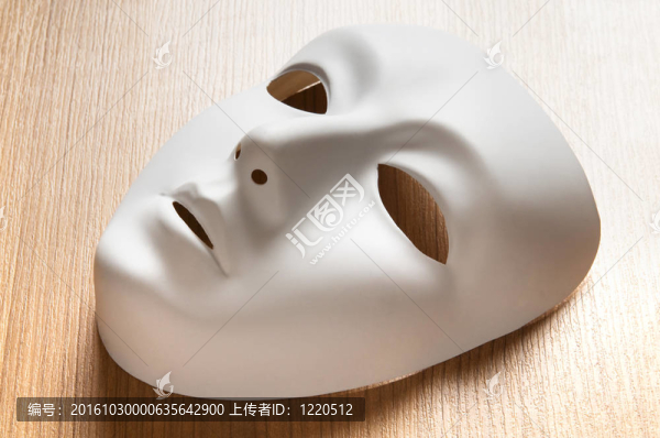 劇場概念與白色塑料面具