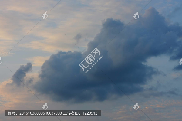 在雷雨云的天空背景。