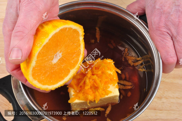 把有機(jī)甜橙汁擠到鍋里
