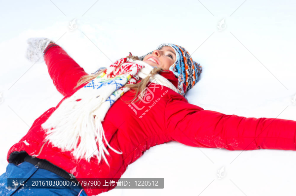 女人在雪中