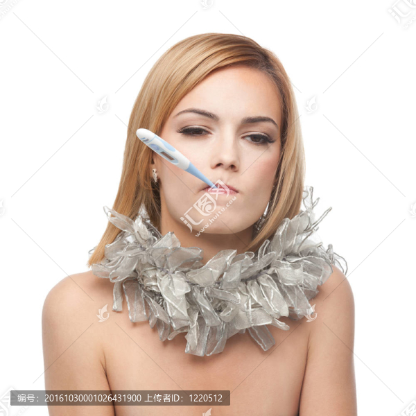 一個年輕金發(fā)女郎的畫像；生??；嘴里拿著溫度計，脖子上圍著圍巾