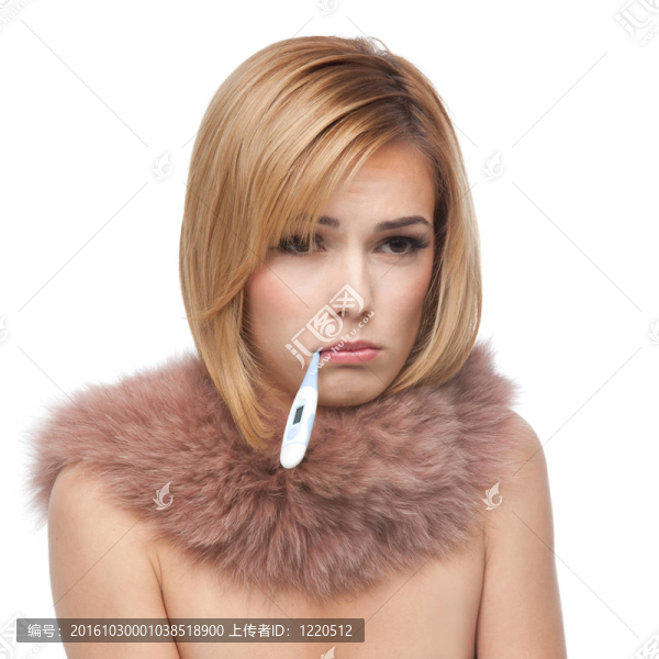 年輕的金發(fā)女子生病和悲傷；粉紅色的毛皮領