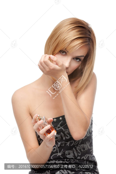 年輕女人在手腕上聞香水