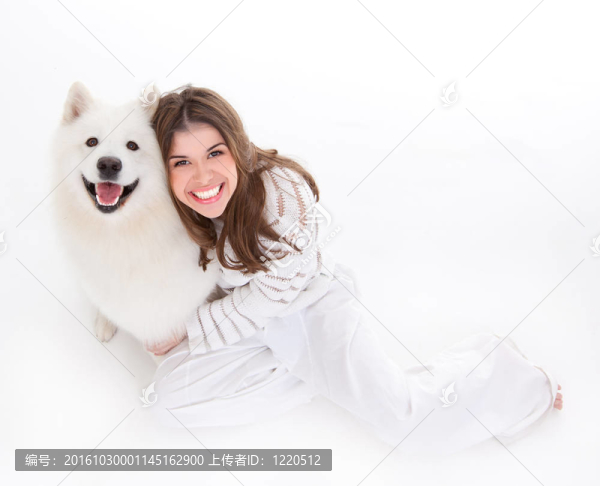 帶著白色狗的女人；微笑；仰視