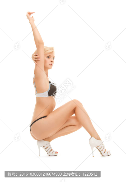 黑白內衣的女人