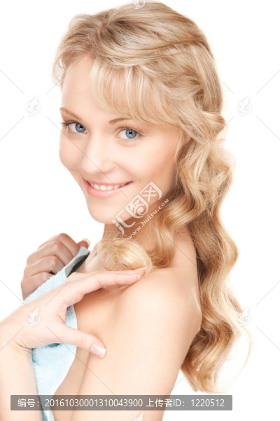 可愛的女人在毛巾