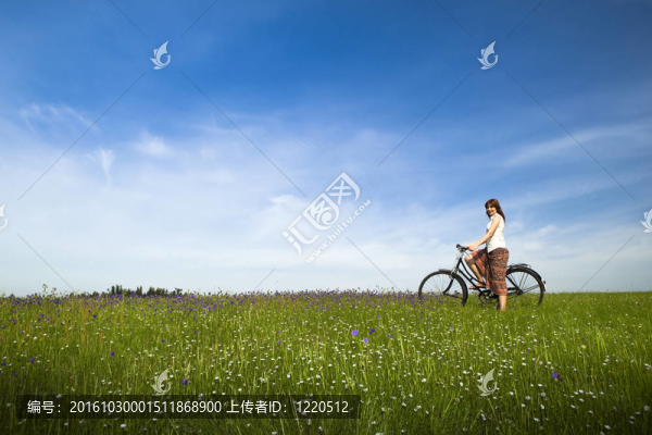 騎自行車的女孩