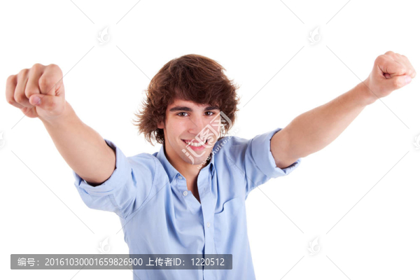 一個非?？鞓返哪贻p人用胳膊舉起的肖像；在白色背景上。工作室拍攝