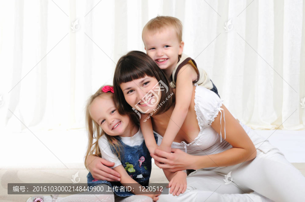 年輕的母親；她的女兒和兒子