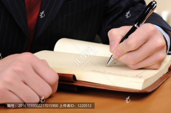 年輕的商人在一間辦公室工作
