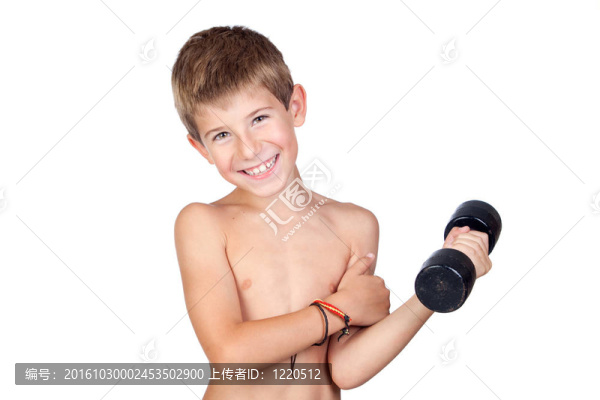 瘦男孩展示他的肌肉